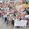 虹色のプラカードを掲げながら行進する「東京ラブパレード」の参加者ら＝東京都新宿区で２０１８年１０月８日午後３時５４分